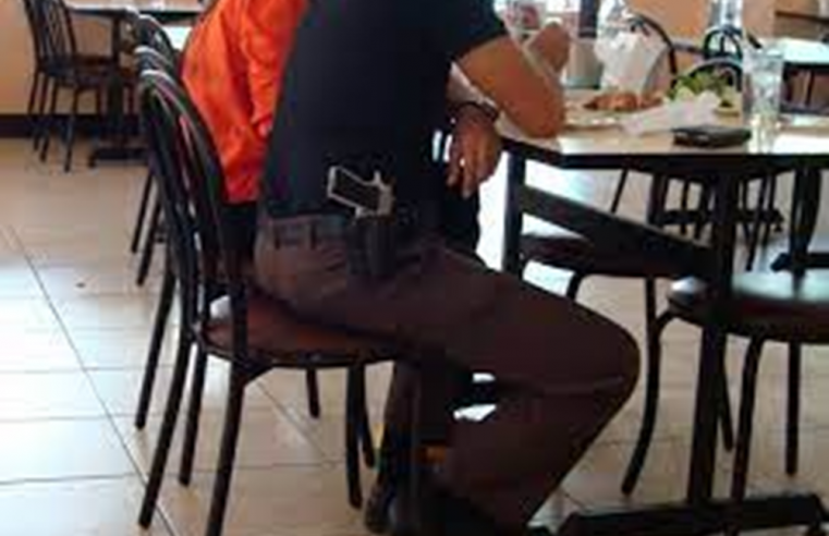 ตำรวจ ‘พกปืนผิดกฎหมาย’ กันมากมาย นายกรัฐมนตรีจะควบคุมอย่างไร?